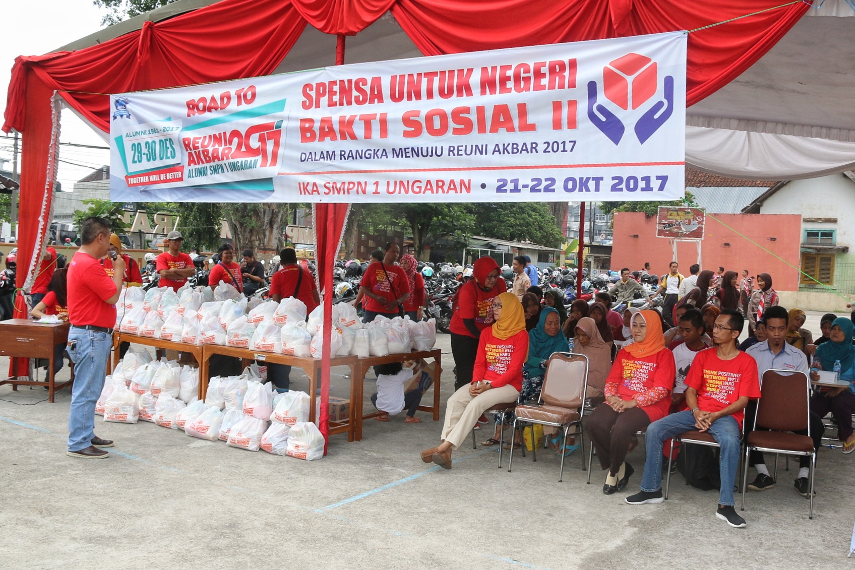 Tiba di panti asuhan, persiapan pembukaan acara sambutan ketua panitia sambutan ketua panti penyerahan sumbangan secara simbolik oleh ketua panitia dan . Inspiratif Alumni Smp N I Ungaran Bagikan Ratusan Paket Sembako Gratis Report Actual