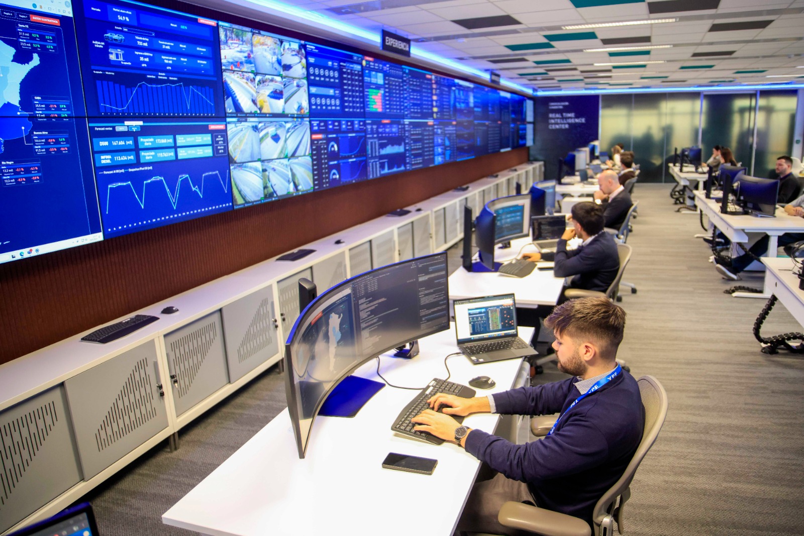 YPF inauguró un centro de inteligencia comercial único en Latinoamérica: recorrelo