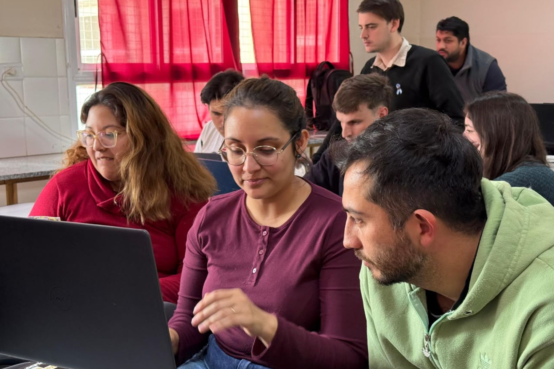 Imagen de la noticia "Así convierten problemas cotidianos en soluciones tecnológicas desde la Diplomatura en Programación" publicada por rionegro.com.ar
