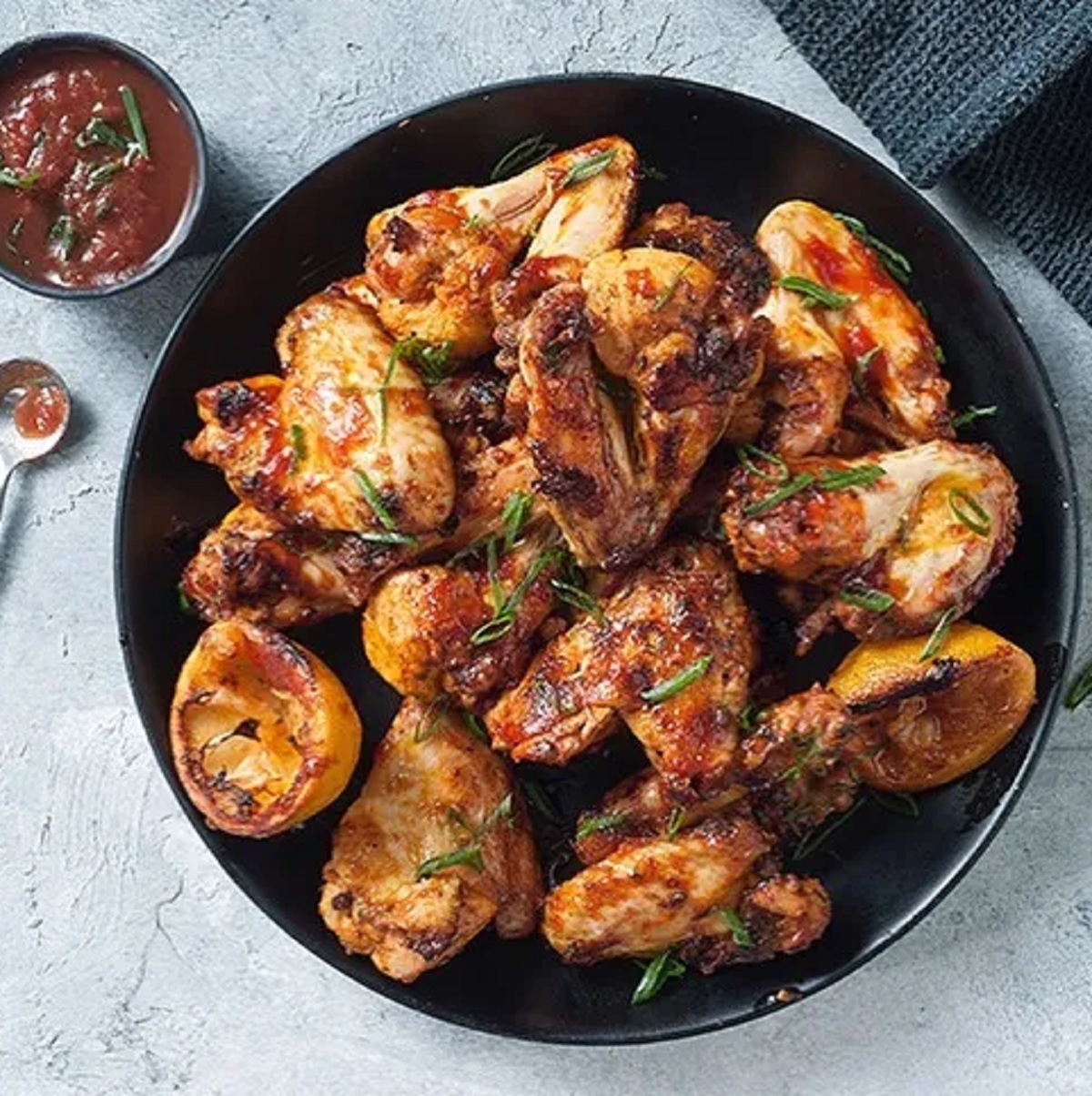 Imagen de la noticia "Alitas de pollo con salsa de tomate picante: la receta más tentadora" publicada por rionegro.com.ar