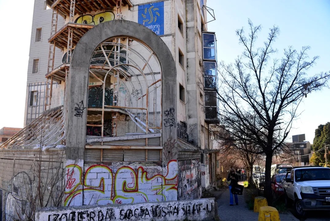 Imagen de la noticia "Encontraron muerta a una mujer en situación de calle dentro de un edificio abandonado en Bariloche: investigan las causas" publicada por rionegro.com.ar