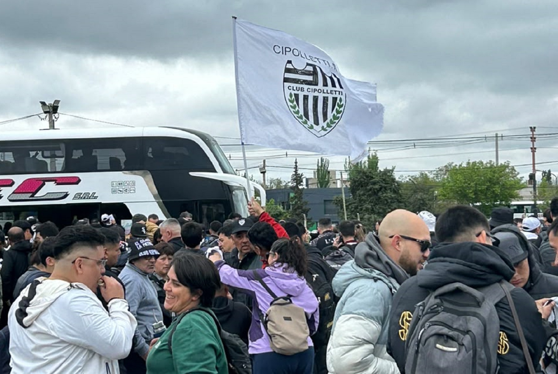 Imagen de la noticia "En fotos Cipolletti ya viaja a Córdoba: la ilusión albinegra rumbo a la final" publicada por rionegro.com.ar