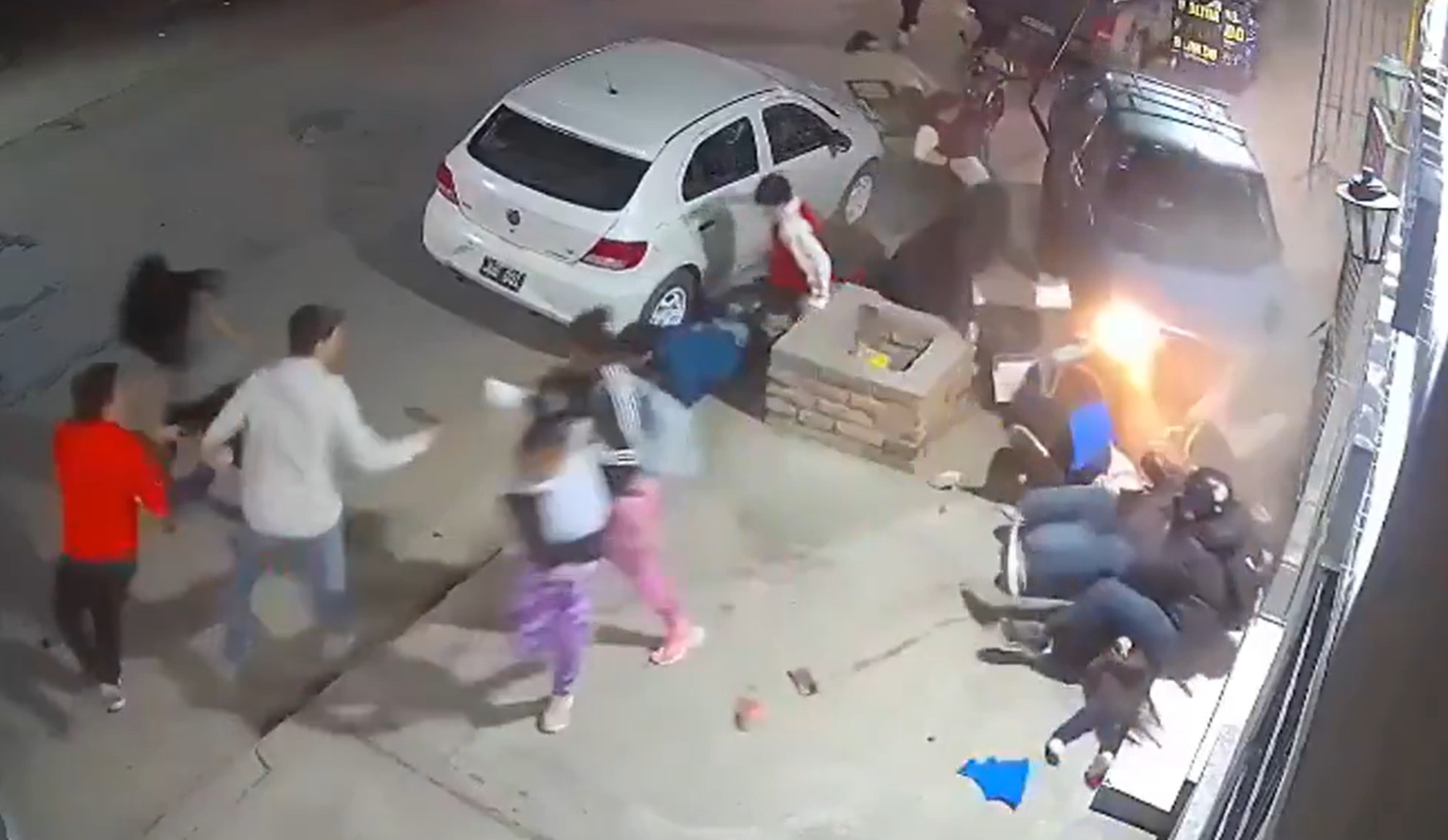 Imagen de la noticia "VIDEO Un hombre de 80 años perdió el control del auto y atropelló a 13 personas en Salta" publicada por rionegro.com.ar