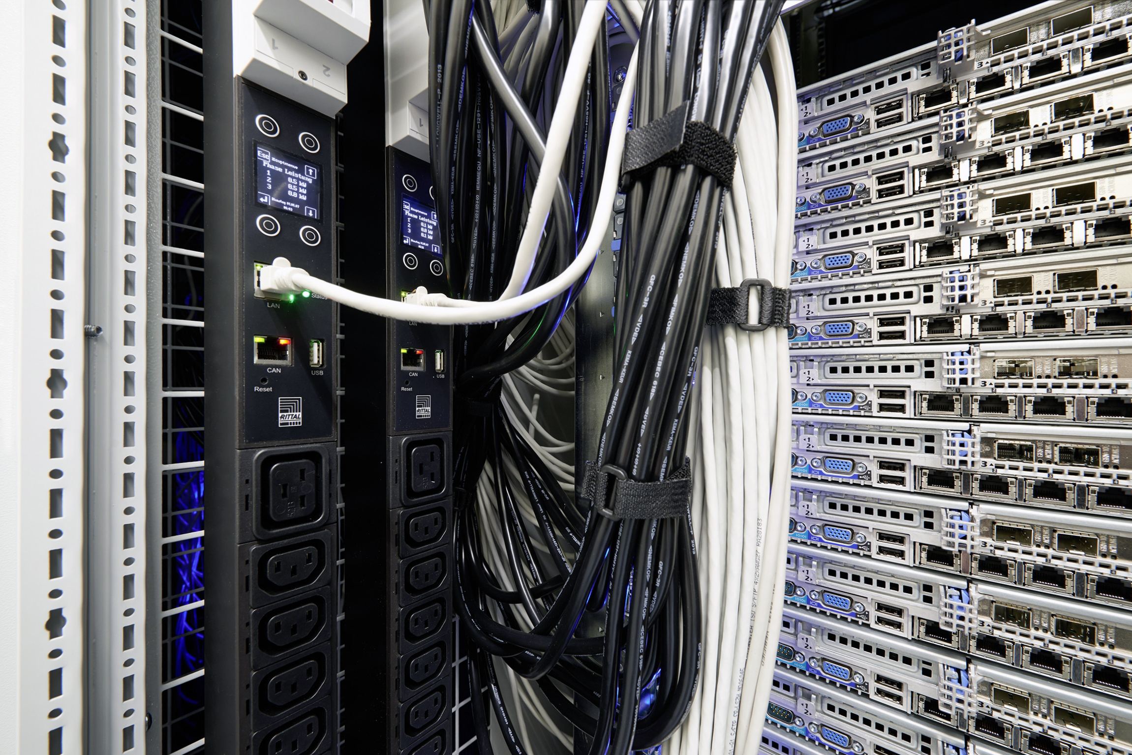 Rittal serverschrank / netzwerkschrank 19 42 he 60x120x2000. Live voltage: power distribution in the IT rack | Rittal