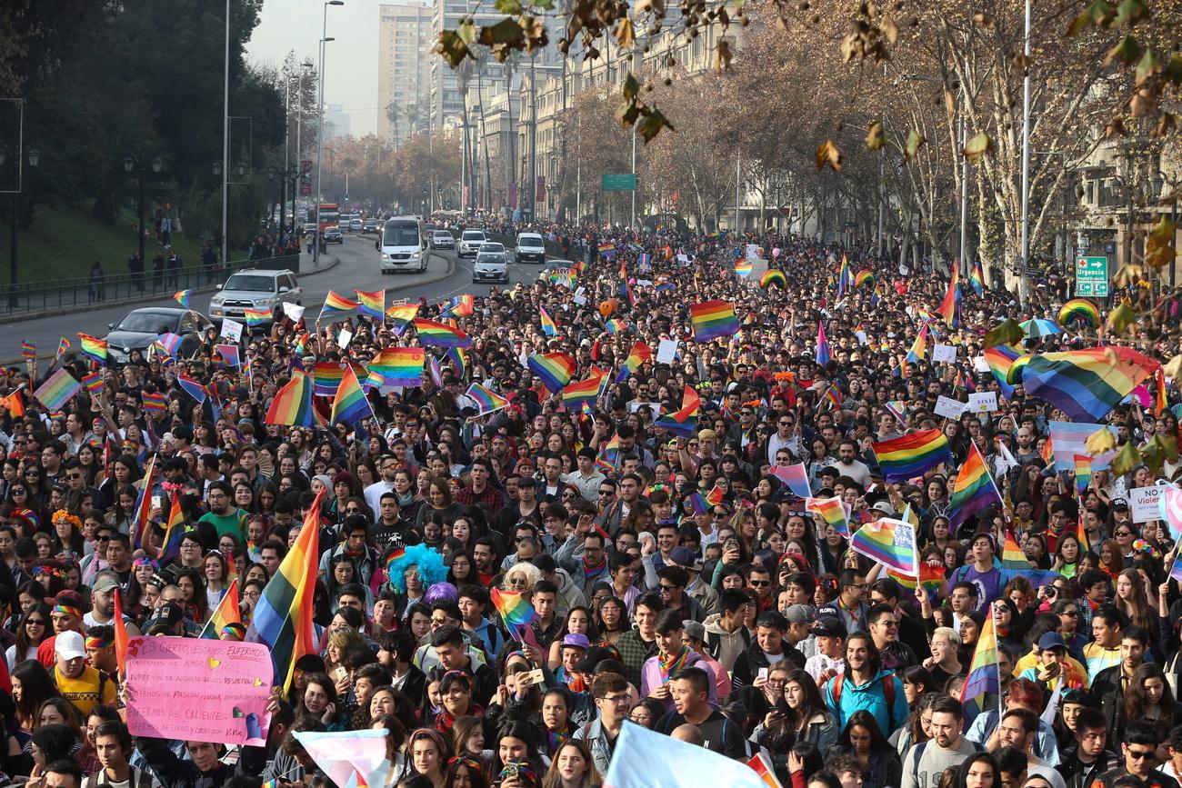 Réflexions sur la détention administrative: Enorme manifestation pour les droits des LGBT Ã  Santiago
