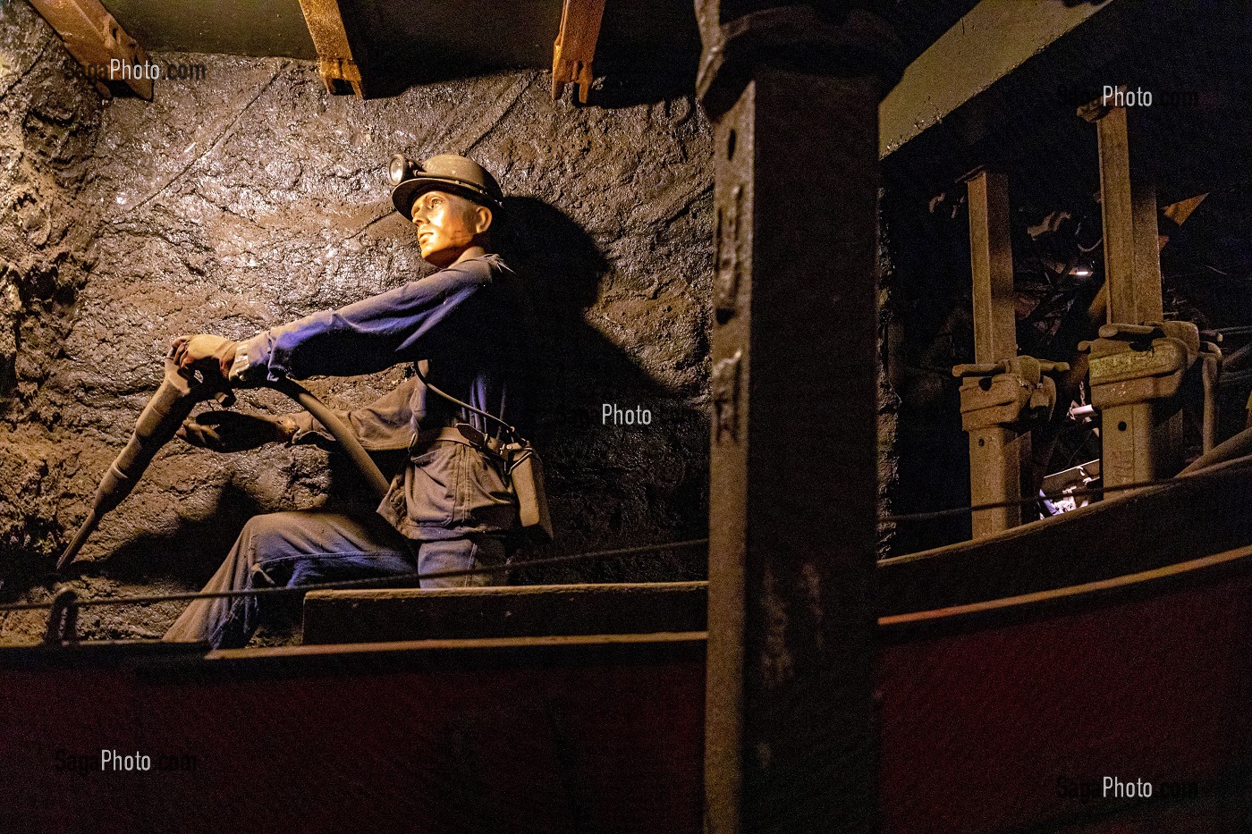Photo De Mineur Avec Son Marteau Piqueur Dans La Galerie Musee De La Mine Du Nord Pas De Calais Centre Historique Minier Lewarde Nord France