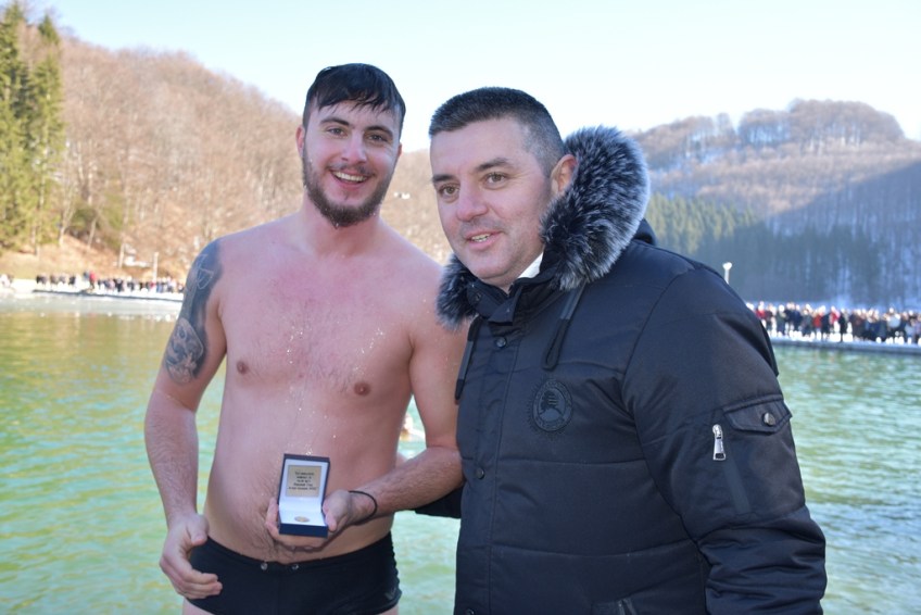 Mrkonjić Grad: Luka  Đuranović prvi doplivao do Časnog krsta