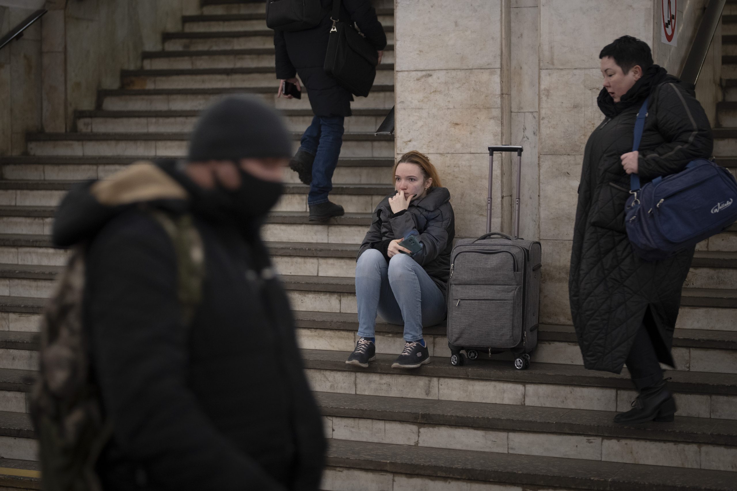 Ucranianos caminando en una estación de metro que lleva a los trenes para salir de la ciudad en Kiev, Ucrania, el jueves 24 de febrero de 2022. 