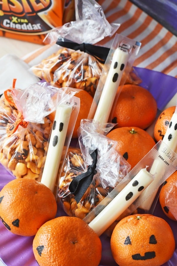 Perfect for kids and adults if you're tired of packing the same thing every day! Non-Candy Halloween Lunchbox Snacks