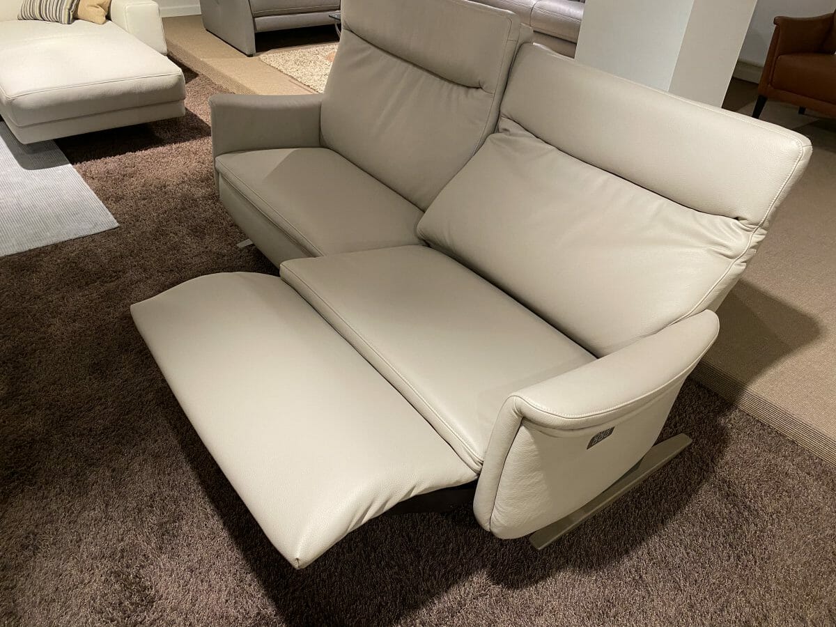 With its combination of raw materials, exposed brick and piping, and vintage furnishings, industrial design embodies a distinct effortless vibe. Salon met 3zit met 2 elektrische relaxen en 2 elektrisch