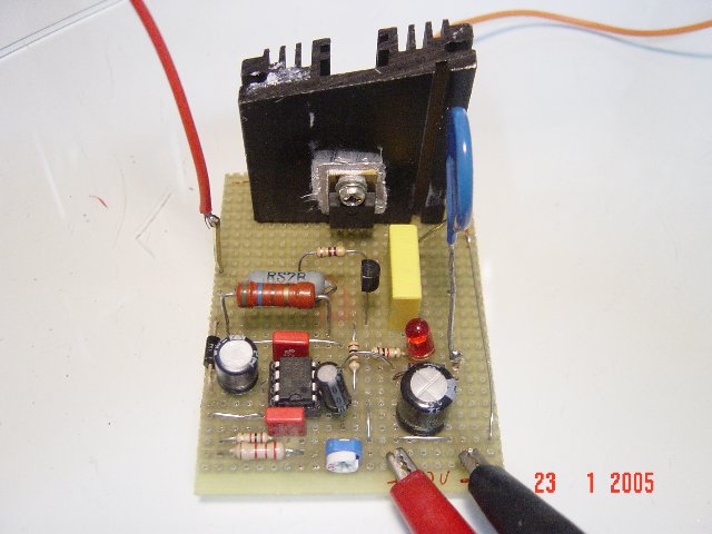 Un electrificador de cercas es un aparato que entrega pulsos de tensión lo suficientemente grandes como para «ahuyentar a animales» a que no se acerquen a los . Circuito A T