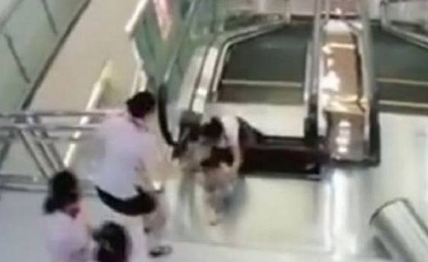 Mujer salva a su hijo antes de ser "tragada" por escalera eléctrica