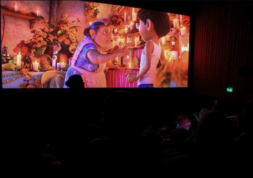 Abuelitos en una función de Coco