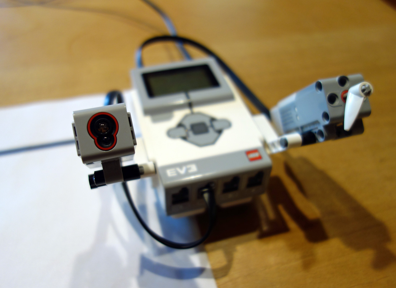 レゴマインドストームEV3 カラーセンサーで反射光の強さを判定