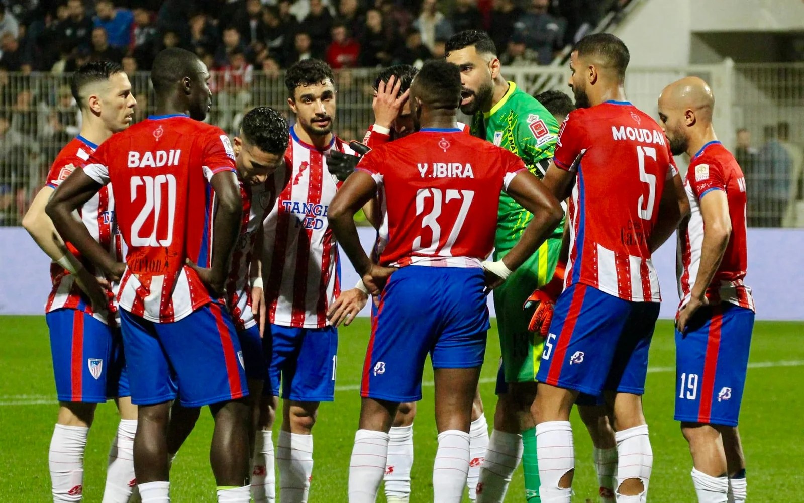 إدارة المغرب التطواني تلعب ورقتها الآخيرة مع اللاعبين قبل تصعيد فريق الأمل
