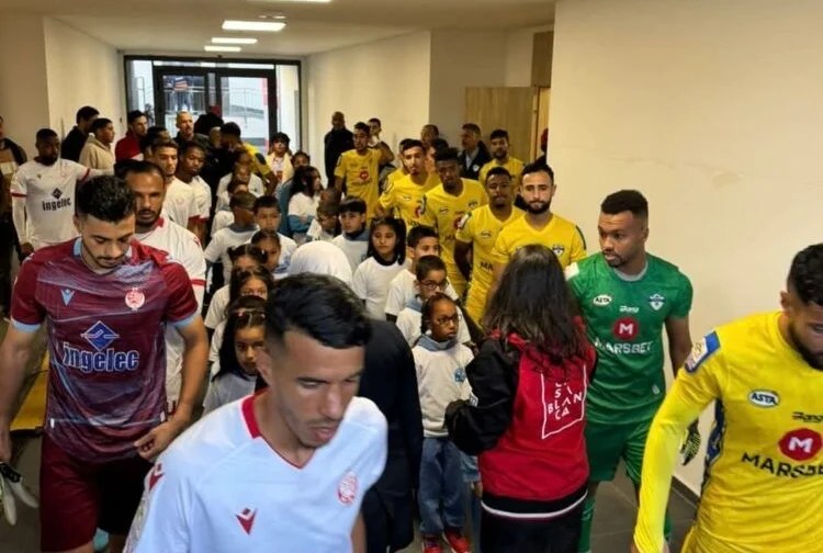 مندوب لقاء الوداد والسوالم يحرم أطفال صغار من فرحة الصورة مع اللاعبين