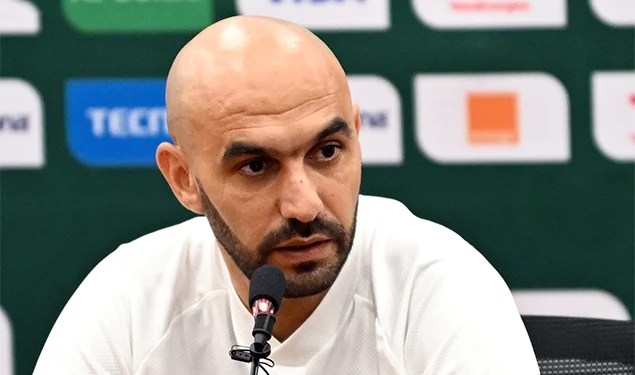 الركراكي يعتذر للجماهير المغربية بعد التعادل أمام مالي