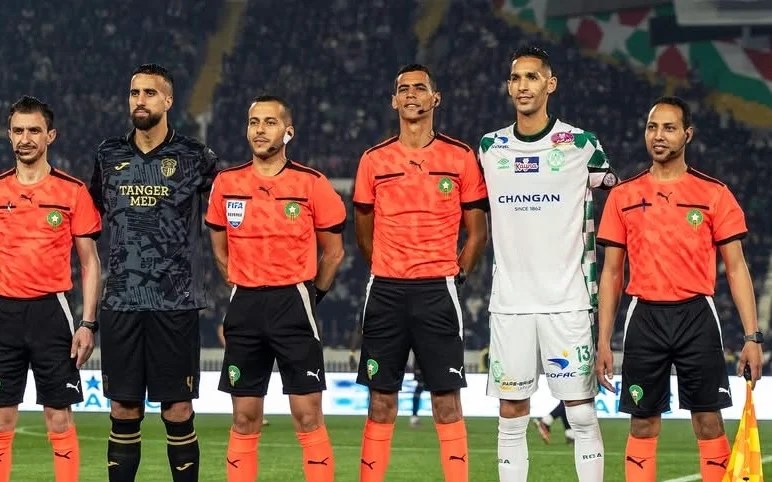 مديرية التحكيم توقف الطاقم التحكيمي الذي أدار لقاء الرجاء واتحاد طنجة