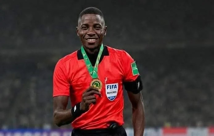 الحكم النيجيري إيبولا يقود مباراة المنتخب الوطني ونظيره المصري
