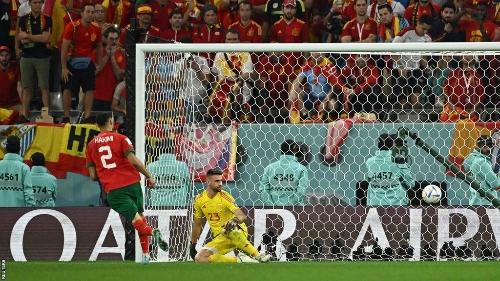 حكيمي على بعد مباراتين من رقم إفريقي تاريخي في كأس العالم
