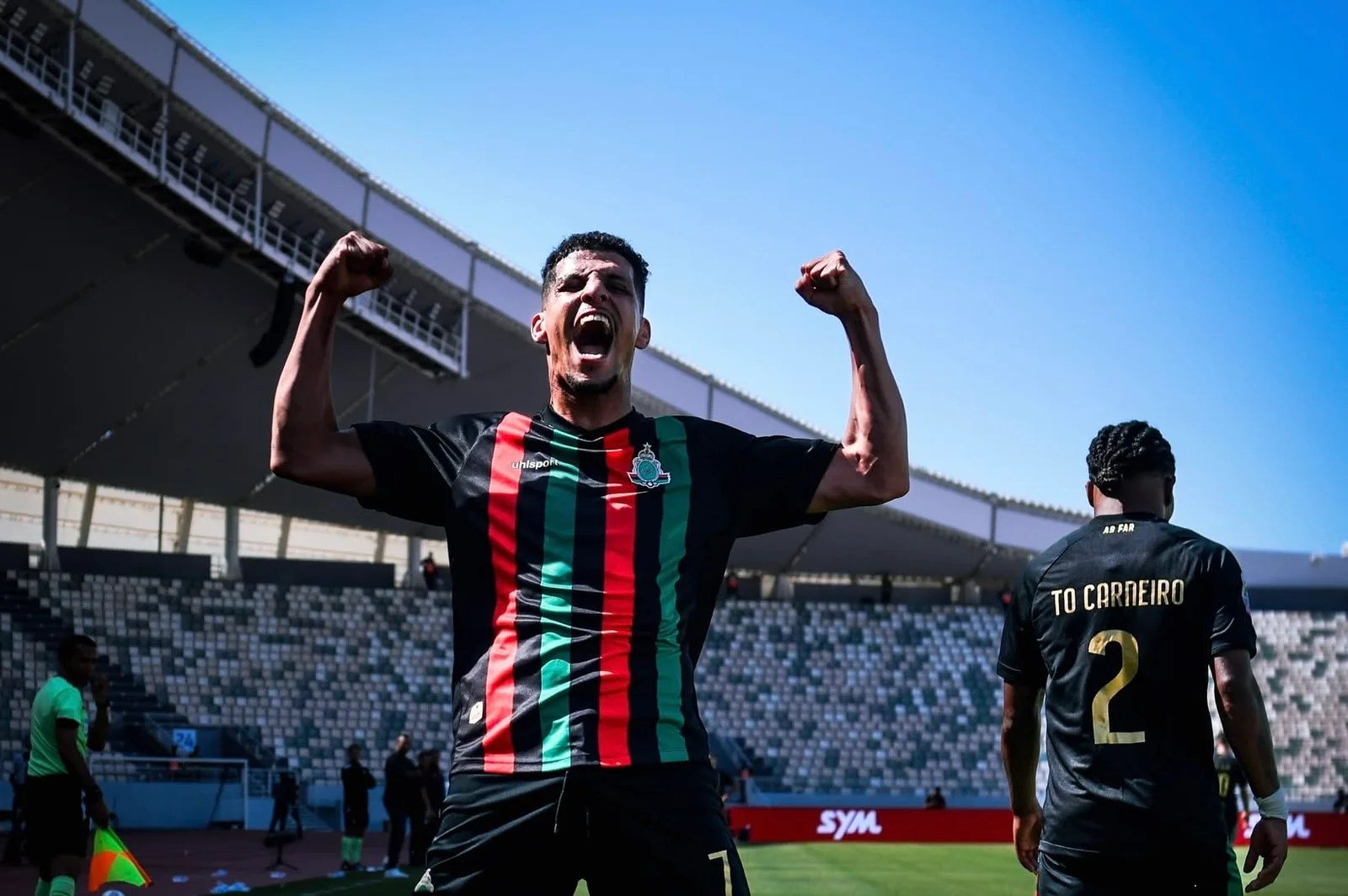 الجيش الملكي يكرر فوزه على الوداد ويعود إلى الصدارة الجيش الملكي يكرر فوزه على الوداد ويعود إلى الصدارة