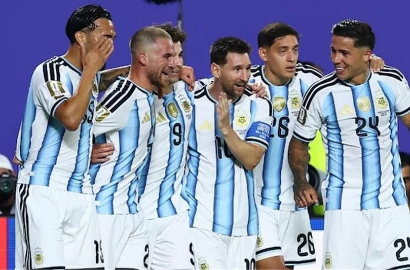 الأرجنتين تواجه إنجلترا في نصف نهائي مشتعل