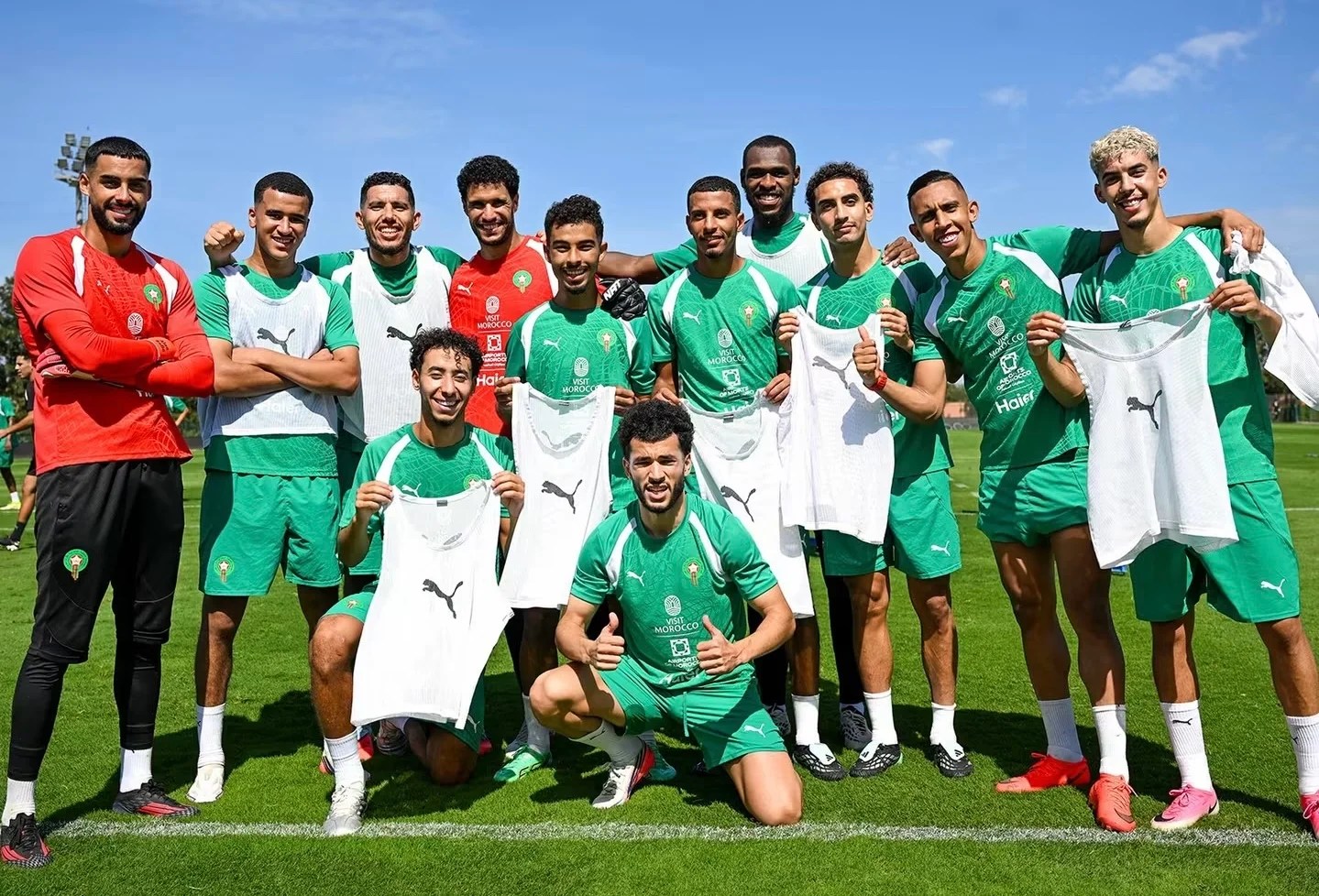بعثة المنتخب المغربي تحل بمدينة طنجة عبر البراق بعثة المنتخب المغربي تحل بمدينة طنجة عبر البراق