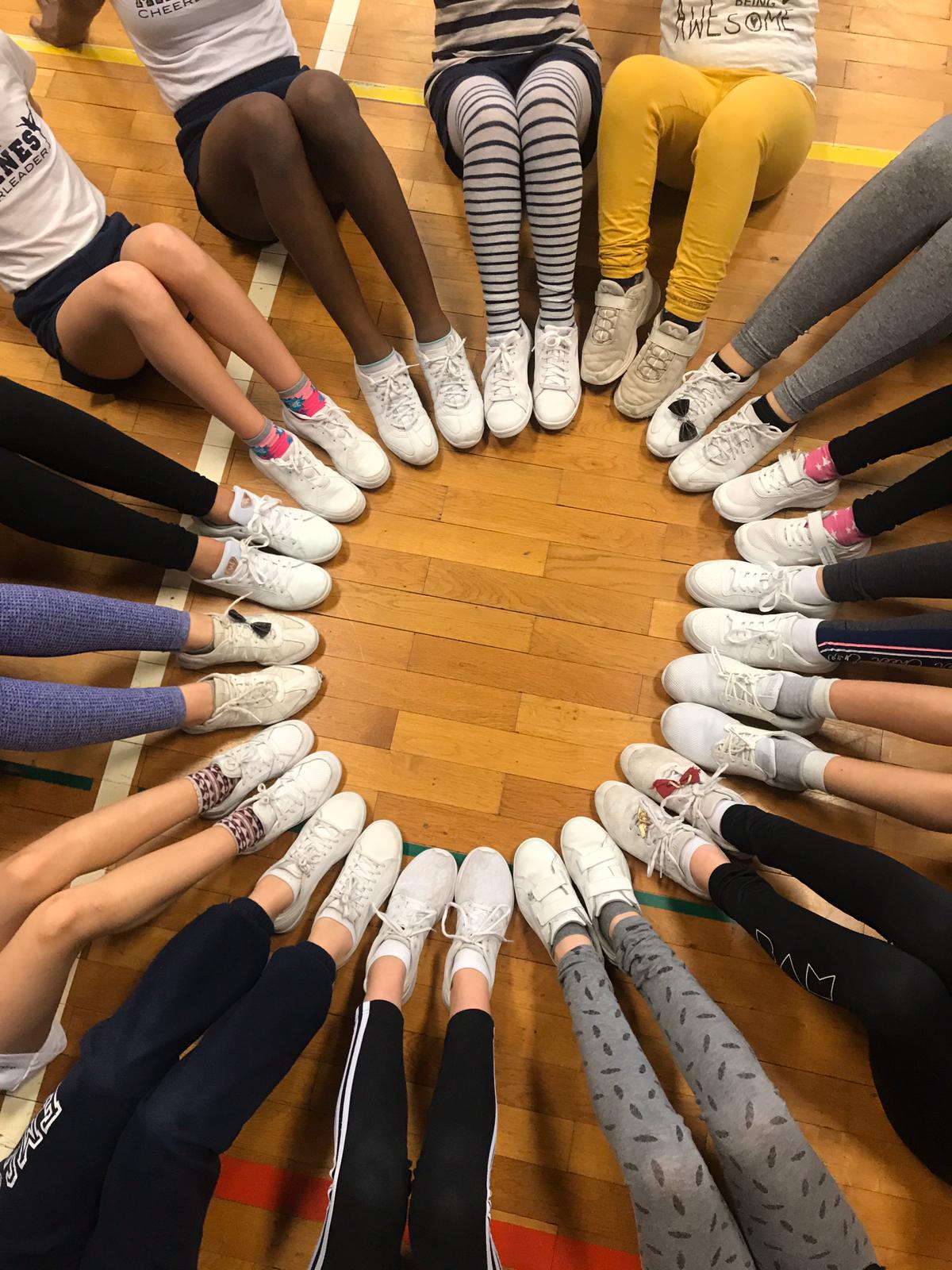 Am Samstag, den 29.02.2020, werden unsere Kleinsten in der Emmy-Nöther-Turnhalle einen Auftritt bei einem Jugend Fußballturnier haben. Der Auftritt wird gegen 13:30 Uhr als Halbzeitshow statt finden. Unsere Mädels bereiten sich schon fleißig darauf vor und freuen sich ihre Liebsten Stunts an diesem Tag zeigen zu können.