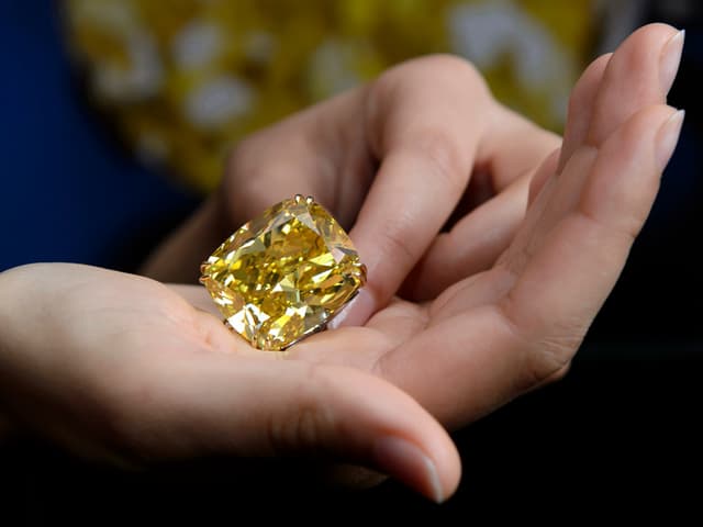 Find top songs and albums by diamant noir, including elle (feat. Panorama - Gelber Diamant in Genf fÃ¼r 14,5 Millionen