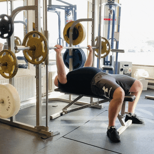 38+ Beautiful Smith Machine Bench Press Vs Regular Bench Press - 3 Basic Powerlifting Exercises: Squat, Bench Press, Deadlift / Using free weights) there's a natural arc that happens when lifting and lowering the weight.