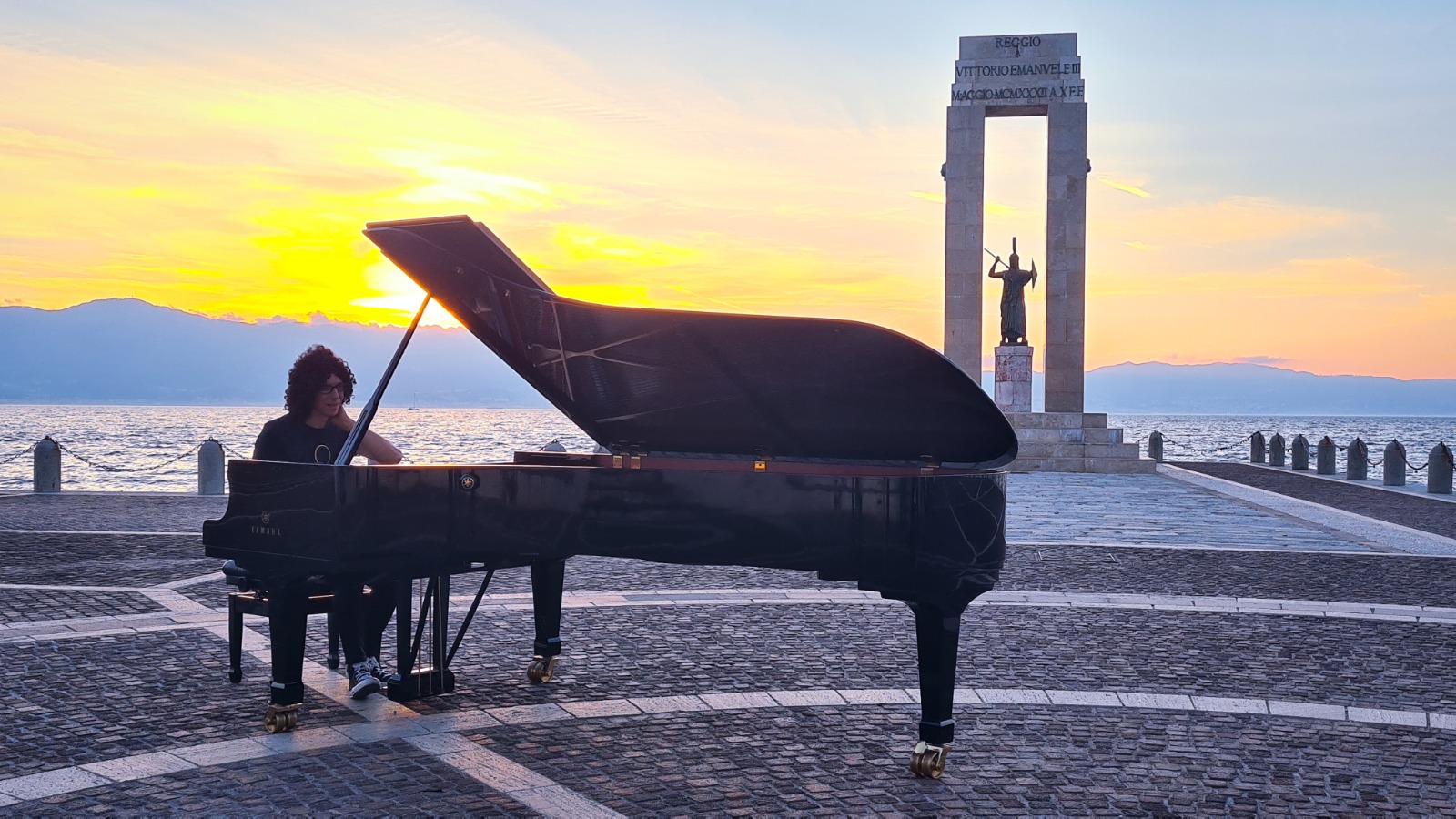 Giovanni Allevi - Il Bacio - Kiss Me Again E Online Il Filmato In Cui Si Unisce La Musica Di Giovanni Allevi E Lo Spettacolo Di Reggio Calabria Video Strettoweb