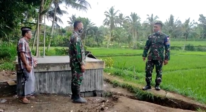 Dandim Loteng Tinjau Dan Cek Pembuatan Bak Penampungan Pompa Hidram Di Aik Bukak - Media Suara Mabes