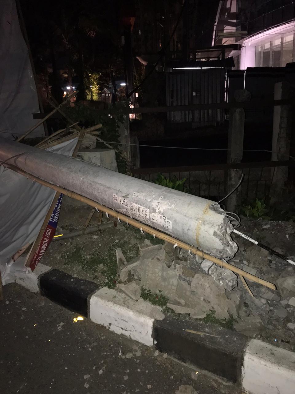 Mobil Ford Tabrak Tiang Beton PLN, Listrik Ribuan Pelanggan Padam - Suara  Surabaya