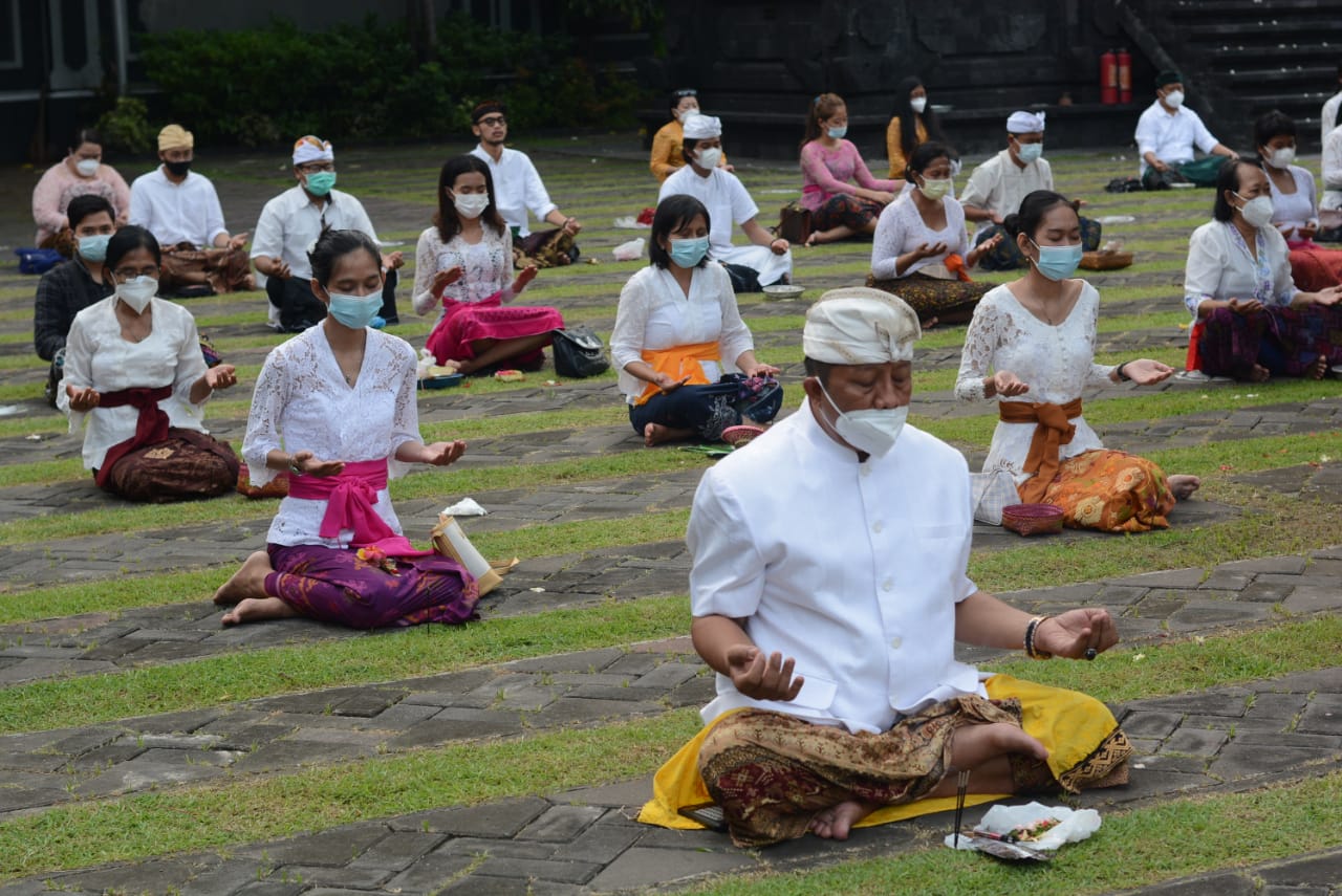 Sembahyang Hari Raya Galungan Dilaksanakan Tanpa Dharma Wacana - suara  surabaya