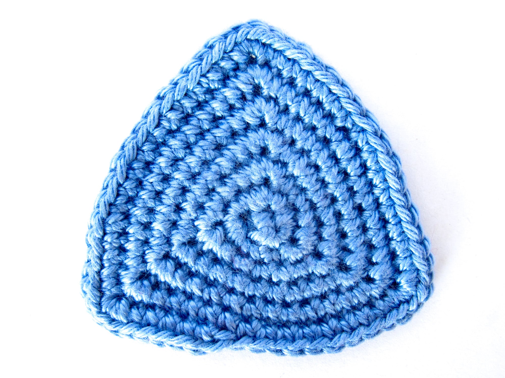 There are so many great shapes that you can make in crochet. How To Crochet Triangles In Spiral Rounds Supergurumi