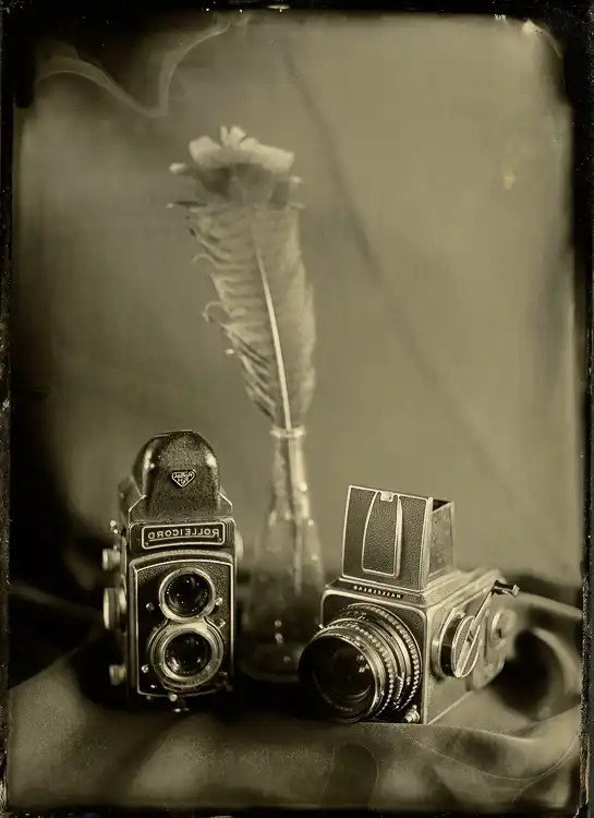 Natureza morta com cãmaras fotográficas e pena. Ambrótipia. Processo fotográfico histórico.