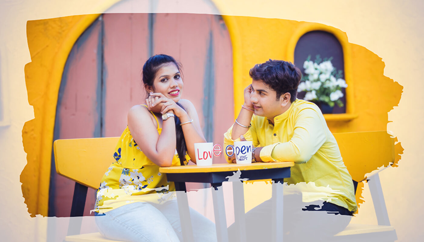 Mengusung tema indoor, dian sastro memilih pose terlentang dengan menumpu . Photoshoot Places in Hyderabad | Pre and Post Wedding