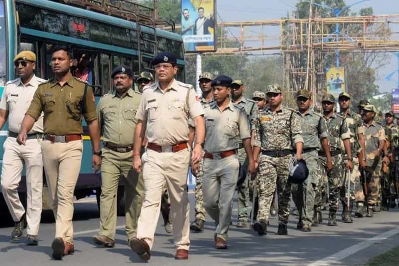 ভোটের আগেই জেলায় জেলায় ২৬ পুলিশ কর্তা! শেষ দফার নিরাপত্তায় নজিরবিহীন ‘অপারেশন ক্লিন’ কমিশনের – এবেলা