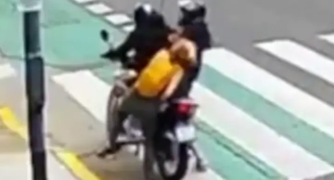 سائحة شجاعة.. تشبثت برجل سارق حتى وصول الشرطة