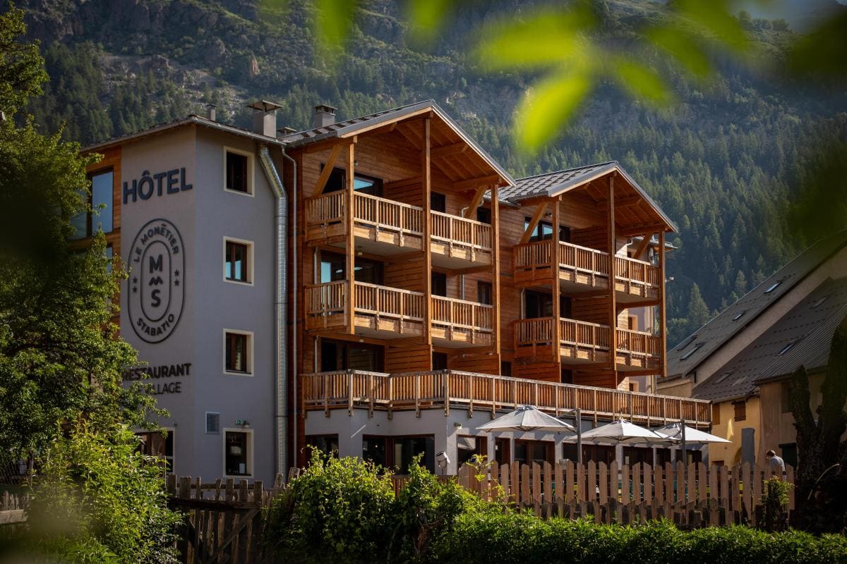 hôtel isolé montagne - nuit insolite dans les Alpes - hôtel Le Monétier