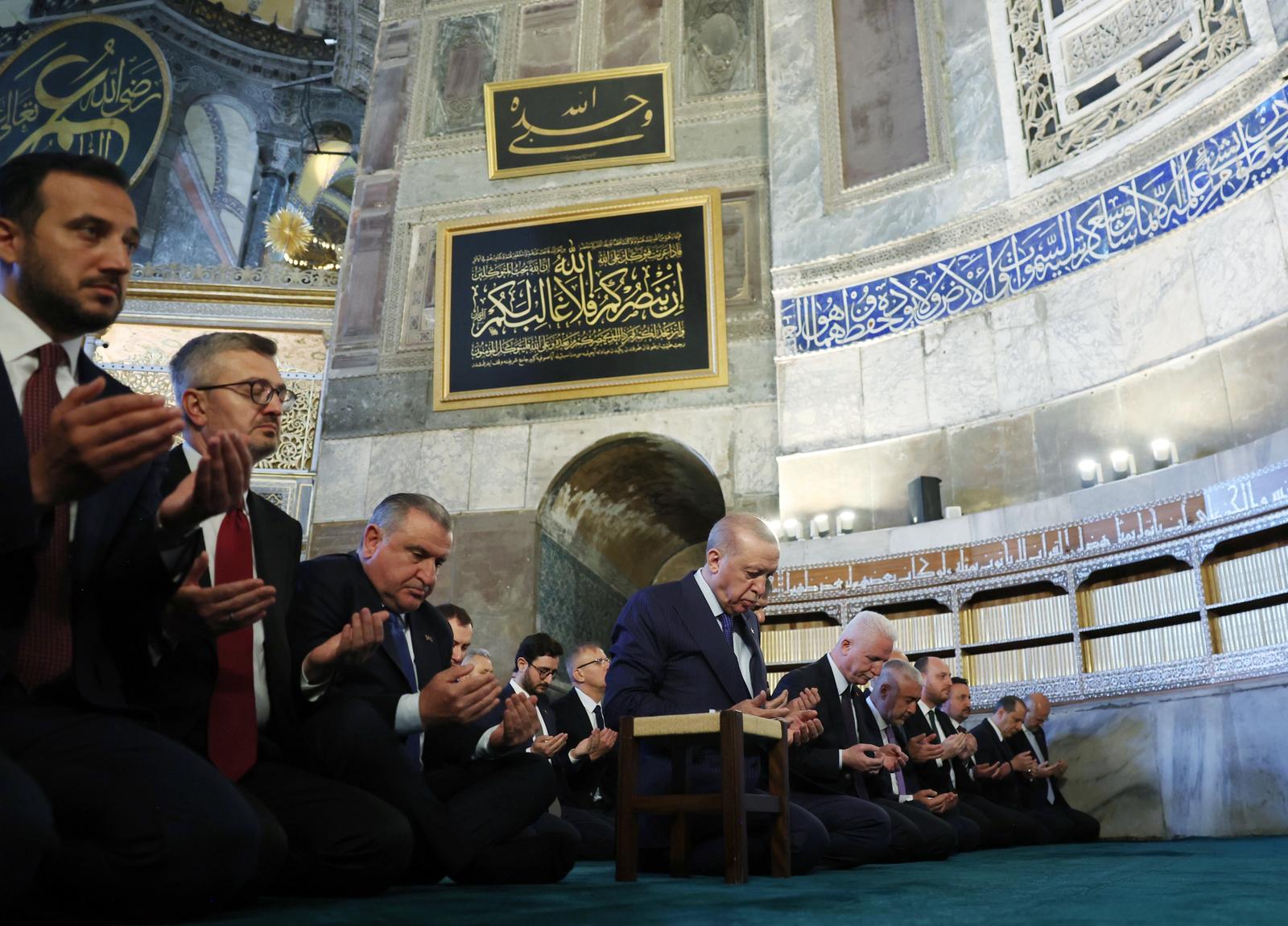 أردوغان يصلي في المحطة الأولى للسلطان محمد الفاتح بعد فتح إسطنبول (فيديو)
