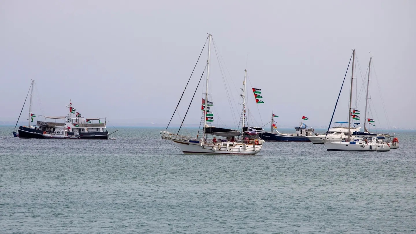 يوميات أسطول الصمود.. بين البدلة الرسمية والقميص المتسخ