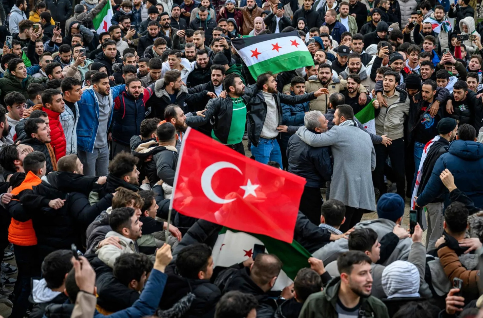 السوريون في تركيا أمام مرحلة جديدة: التحول من الطوارئ إلى السياسات