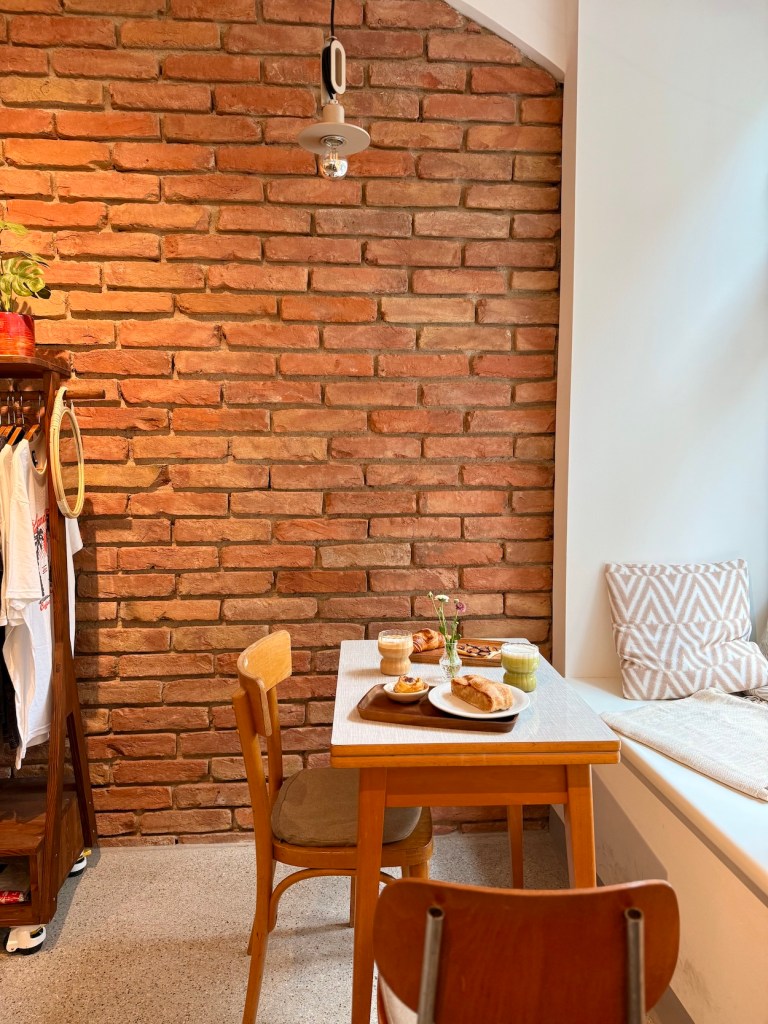 Neueröffnung Coffee & Surf Wien vegan Croissant