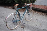 Unique zipper design allowing it to be accessed while on the bike or to open like a book when removed from the bike for easy access. Schwinn Voyageur on velospace, the place for bikes