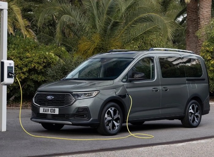 Ford Tourneo Connect 2018 1.5 EcoBlue 120HP Specs, Performance, Comparisons