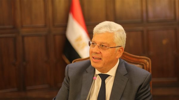 وزير التعليم العالي يُهنئ الطلاب الحاصلين على منح دراسية جامعية