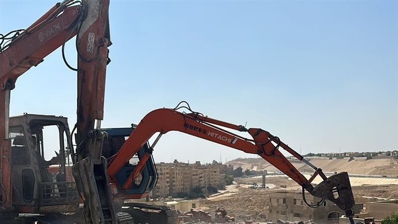 إزالة حالتي تعد على أرض زراعية بقنا