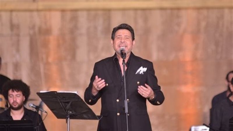 هاني شاكر يفتتح حفله في مهرجان القلعة بـ بحبك أنا