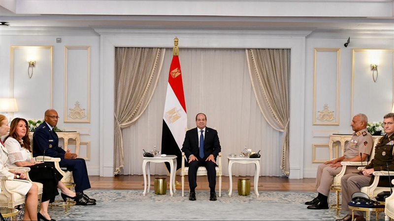  السيسي يستقبل رئيس هيئة الأركان المشتركة الأمريكية.. ويطالب بتكثيف الضغوط لنزع فتيل التوتر ووقف حالة التصعيد التي تهدد أمن واستقرار المنطقة بالكامل.. ويحذر من مخاطر فتح جبهة جديدة في لبنان
